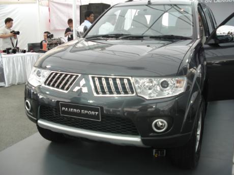 2009 Mitsubishi Pajero Sport SUV front view