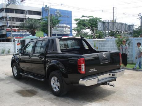 Images (Pics) of new and used Double Cab Nissan Navara from Thailand's and Dubai's top new and used Nissan Navara Single, Extra and Double Cab dealer and exporter Sam Motors