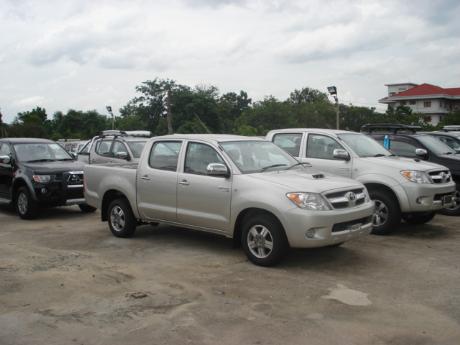 new Toyota Hilux Vigo Double Cab 4x2 E at Thailand's top Toyota Hilux Vigo dealer Sam Motors Thailand