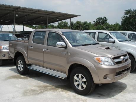 new Toyota Hilux Vigo Double Cab 4x4 E at Thailand's top Toyota Hilux Vigo dealer Sam Motors Thailand