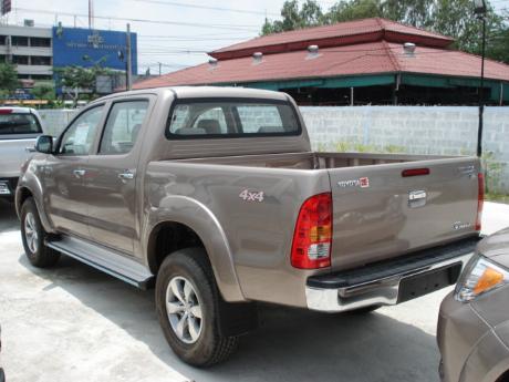 new Toyota Hilux Vigo Double Cab 4x4 E at Thailand's top Toyota Hilux Vigo dealer Sam Motors Thailand